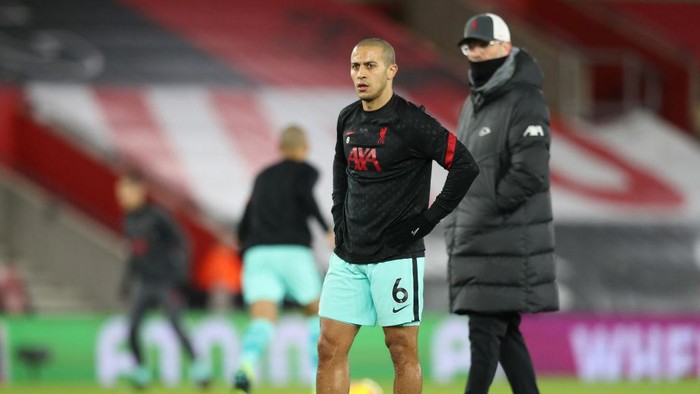 SOUTHAMPTON, ENGLAND - JANUARY 04: Thiago Alcantara of Liverpool warms up as Jurgen Klopp, Manager of Liverpool looks on prior to the Premier League match between Southampton and Liverpool at St Marys Stadium on January 04, 2021 in Southampton, England. The match will be played without fans, behind closed doors as a Covid-19 precaution. (Photo by Naomi Baker/Getty Images)