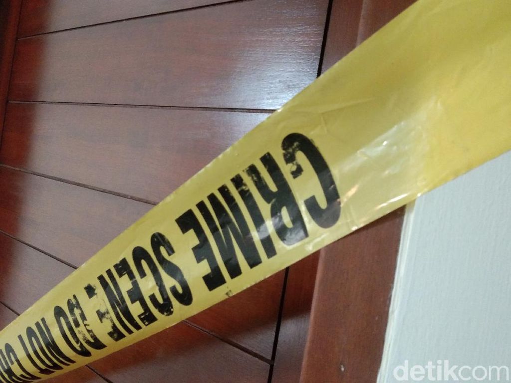 Misteri Wanita Tewas Bersimbah Darah di Kos di Denpasar, 10 Saksi Diperiksa Misteri Wanita Tewas Bersimbah Darah di Kos di Denpasar, 10 Saksi Diperiksa