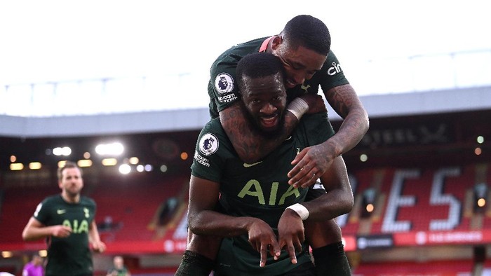 SHEFFIELD, ENGLAND - JANUARY 17: Tanguy Ndombele of Tottenham Hotspur celebrates after scoring their sides third goal with team mate Steven Bergwijn during the Premier League match between Sheffield United and Tottenham Hotspur at Bramall Lane on January 17, 2021 in Sheffield, England. Sporting stadiums around England remain under strict restrictions due to the Coronavirus Pandemic as Government social distancing laws prohibit fans inside venues resulting in games being played behind closed doors. (Photo by Laurence Griffiths/Getty Images)