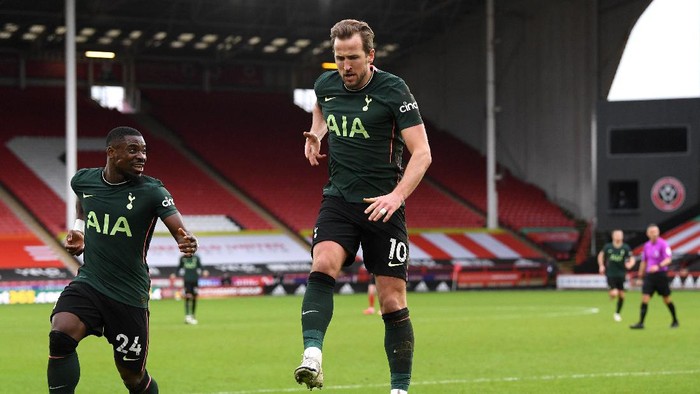 SHEFFIELD, ENGLAND - JANUARY 17: Harry Kane of Tottenham Hotspur celebrates with team mate Serge Aurier (L) after scoring their sides second goal during the Premier League match between Sheffield United and Tottenham Hotspur at Bramall Lane on January 17, 2021 in Sheffield, England. Sporting stadiums around England remain under strict restrictions due to the Coronavirus Pandemic as Government social distancing laws prohibit fans inside venues resulting in games being played behind closed doors. (Photo by Stu Forster/Getty Images)