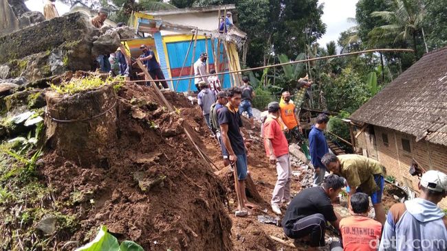 Tujuh Titik Longsor Terjang Kabupaten Trenggalek Tujuh Titik Longsor Terjang Kabupaten Trenggalek