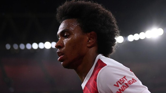 LONDON, ENGLAND - DECEMBER 13: Willian of Arsenal looks on during the Premier League match between Arsenal and Burnley at Emirates Stadium on December 13, 2020 in London, England. A limited number of spectators (2000) are welcomed back to stadiums to watch elite football across England. This was following easing of restrictions on spectators in tiers one and two areas only. (Photo by Laurence Griffiths/Getty Images)