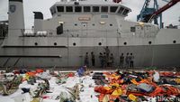 10 Hari Evakuasi, KRI Rigel Bersandar di Posko Darurat SJ-182