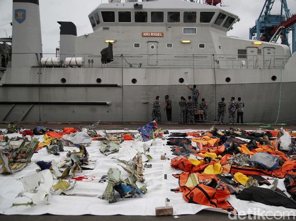 10 Hari Evakuasi, KRI Rigel Bersandar di Posko Darurat SJ-182