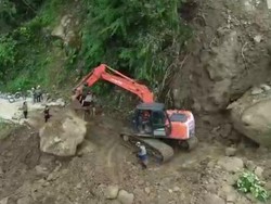 Salurkan Donasi Korban Gempa Sulbar, CT ARSA Tembus Jalur Longsor