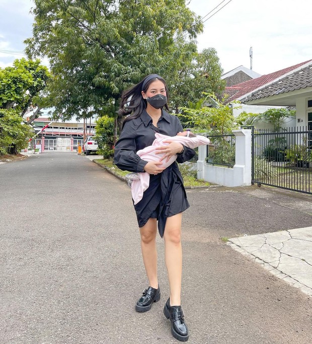 Abel Cantika sedang menggendong baby/instagram.com/abellyc