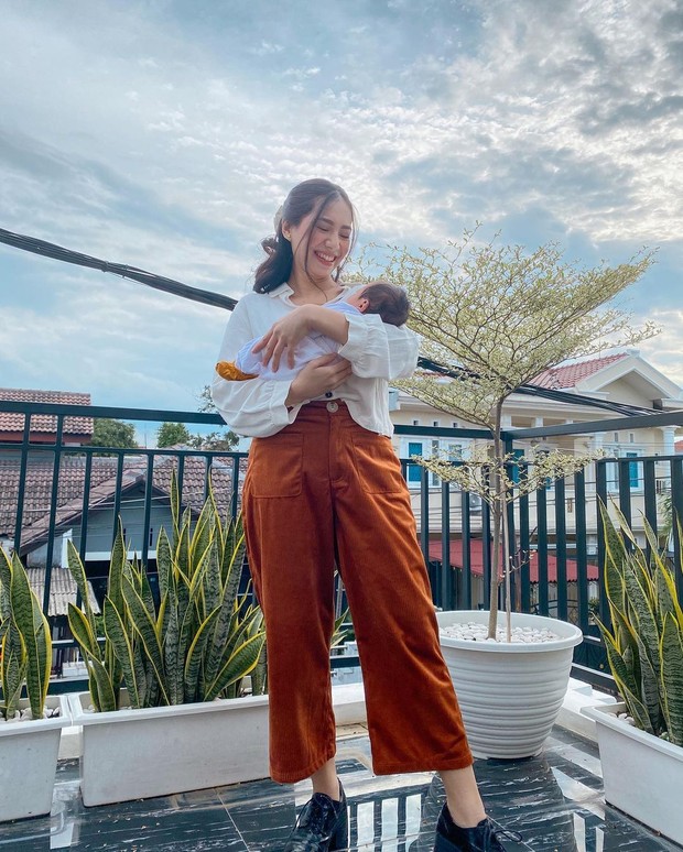 Abel Cantika bergaya dengan buah hati/instagram.com/abellyc