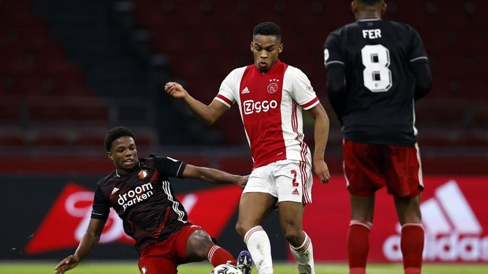 Feyenoord's Dutch defender Tyrell Malacia (L) vies with Ajax' Dutch defender Jurrien Timber during the Dutch Eredivisie football match between Ajax Amsterdam and Feyenoord Rotterdam at the Johan Cruijff Arena in Amsterdam on January 17, 2021. (Photo by MAURICE VAN STEEN / ANP / AFP) / Netherlands OUT