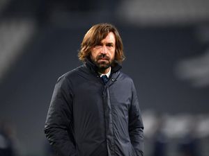 Duh, Pirlo Biarkan Pemainnya Merokok di Ruang Ganti Duh, Pirlo Biarkan Pemainnya Merokok di Ruang Ganti
