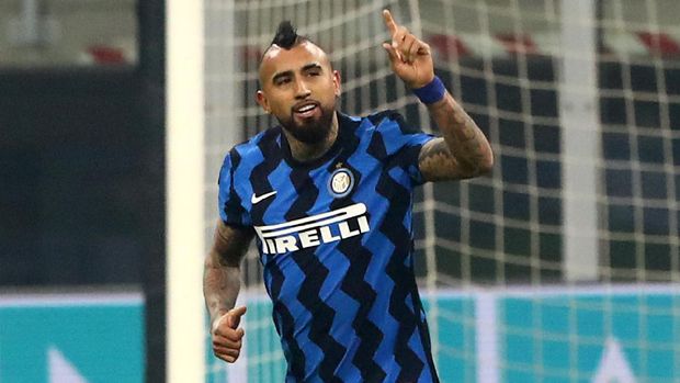 MILAN, ITALY - JANUARY 17: Arturo Vidal of Internazionale celebrates after scoring their side's first goal during the Serie A match between FC Internazionale and Juventus at Stadio Giuseppe Meazza on January 17, 2021 in Milan, Italy. Sporting stadiums around Italy remain under strict restrictions due to the Coronavirus Pandemic as Government social distancing laws prohibit fans inside venues resulting in games being played behind closed doors. (Photo by Marco Luzzani/Getty Images)