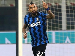 Arturo Vidal Cium Logo Juventus Sebelum Bobol Gawang Sang Mantan