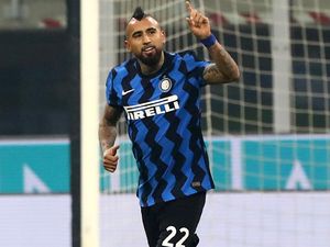 Arturo Vidal Cium Logo Juventus Sebelum Bobol Gawang Sang Mantan Arturo Vidal Cium Logo Juventus Sebelum Bobol Gawang Sang Mantan