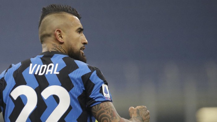 Inter Milans Arturo Vidal celebrates after scoring his sides opening goal during a Serie A soccer match between Inter Milan and Juventus at the San Siro stadium in Milan, Italy, Sunday, Jan. 17, 2021. (AP Photo/Luca Bruno)