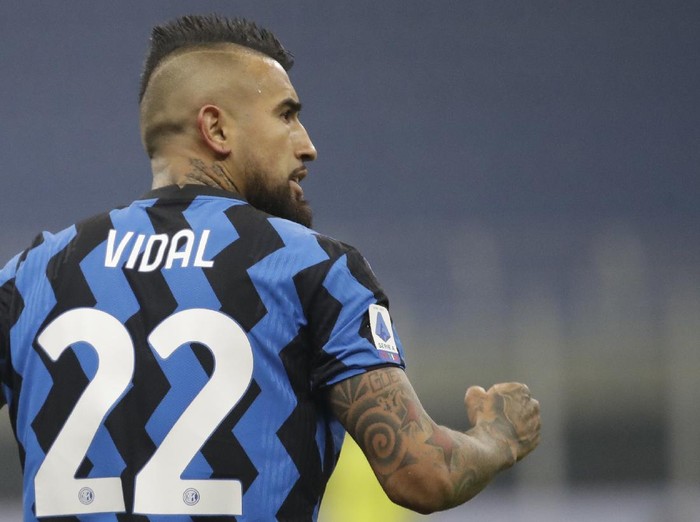Inter Milan's Arturo Vidal celebrates after scoring his side's opening goal during a Serie A soccer match between Inter Milan and Juventus at the San Siro stadium in Milan, Italy, Sunday, Jan. 17, 2021. (AP Photo/Luca Bruno)