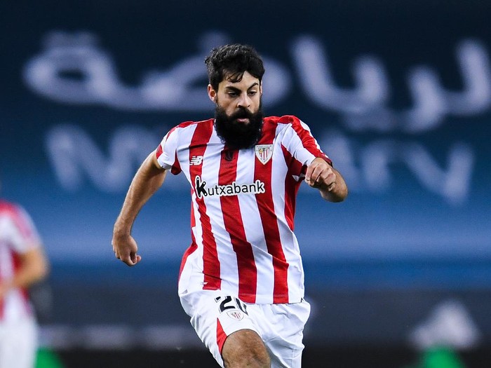 SEVILLE, SPAIN - JANUARY 17: Asier Villalibre of Athletic Club runs with the ball during the Supercopa de Espana Final match between FC Barcelona and Athletic Club at Estadio de La Cartuja on January 17, 2021 in Seville, Spain. Sporting stadiums around Spain remain under strict restrictions due to the Coronavirus Pandemic as Government social distancing laws prohibit fans inside venues resulting in games being played behind closed doors. (Photo by David Ramos/Getty Images)