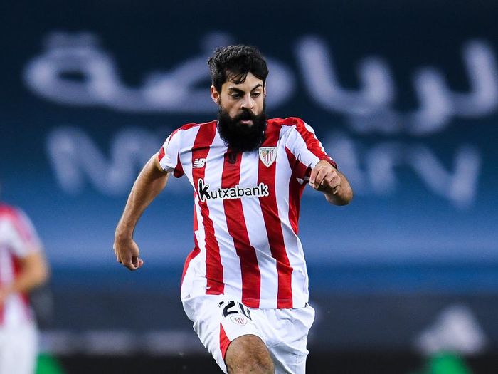Asier Villalibre SEVILLE, SPAIN - JANUARY 17: Asier Villalibre of Athletic Club runs with the ball during the Supercopa de Espana Final match between FC Barcelona and Athletic Club at Estadio de La Cartuja on January 17, 2021 in Seville, Spain. Sporting stadiums around Spain remain under strict restrictions due to the Coronavirus Pandemic as Government social distancing laws prohibit fans inside venues resulting in games being played behind closed doors. (Photo by David Ramos/Getty Images)