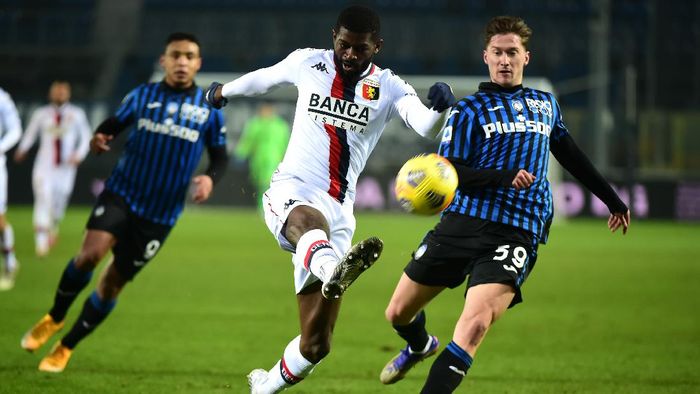 Atalanta vs Genoa BERGAMO, ITALY - JANUARY 17: Jerome Onguene of Genoa clears the ball under pressure from Aleksej Miranchuk of Atalanta B.C during the Serie A match between Atalanta BC and Genoa CFC at Gewiss Stadium on January 17, 2021 in Bergamo, Italy. Sporting stadiums around Italy remain under strict restrictions due to the Coronavirus Pandemic as Government social distancing laws prohibit fans inside venues resulting in games being played behind closed doors. (Photo by Pier Marco Tacca/Getty Images)