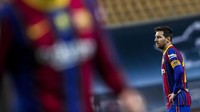 Dalam situasi serangan Barcelona di menit akhir laga, Messi terlihat menjatuhkan Villalibre di tengah lapangan. Dalam tayangan VAR, terlihat Messi seperti membanting lawannya, di mana tangan kanannya sedikit bermain dengan mendorong lawannya sampai tersungkur (AP)