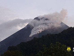 Pagi Ini Gunung Merapi Keluarkan Awan Panas Guguran Sejauh 1 Km