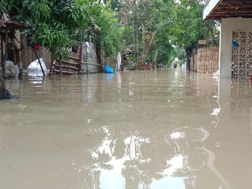 Sungai Meluap, 7 Kecamatan di Cirebon Kebanjiran Sungai Meluap, 7 Kecamatan di Cirebon Kebanjiran