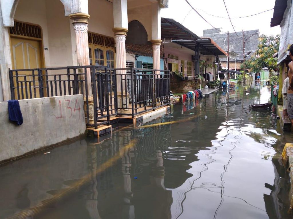 Drainase Rusak, Permukiman Warga di Medan Terendam Banjir Lebih dari Sebulan Drainase Rusak, Permukiman Warga di Medan Terendam Banjir Lebih dari Sebulan