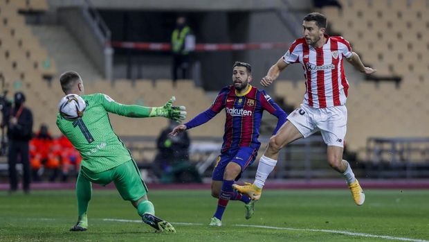 Athletic Bilbao's Oscar de Marcos, right, scores during the Spanish Supercopa final soccer match between FC Barcelona and Athletic Bilbao at La Cartuja stadium in Seville, Spain, Sunday, Jan. 17, 2021. (AP Photo/Miguel Morenatti)