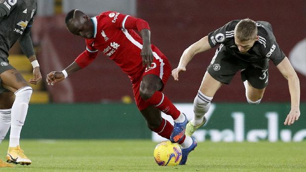 Liverpool's Sadio Mane vies for the ball with Manchester United's Scott McTominay, right, during the English Premier League soccer match between Liverpool and Manchester United at Anfield Stadium, Liverpool, England, Sunday, Jan. 17, 2021. (Phil Noble/Pool via AP)