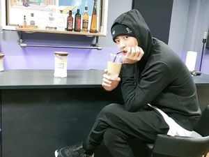 Chanyeol EXO Paling Doyan Makan Seafood hingga Semangka Chanyeol EXO Paling Doyan Makan Seafood hingga Semangka