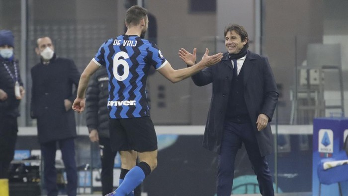 Inter Milans head coach Antonio Conte, right, greets Inter Milans Stefan de Vrij at the end of a Serie A soccer match between Inter Milan and Juventus at the San Siro stadium in Milan, Italy, Sunday, Jan. 17, 2021. (AP Photo/Luca Bruno)