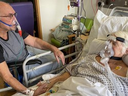 Pertemuan Terakhir Sepasang Lansia yang Dirawat karena Corona