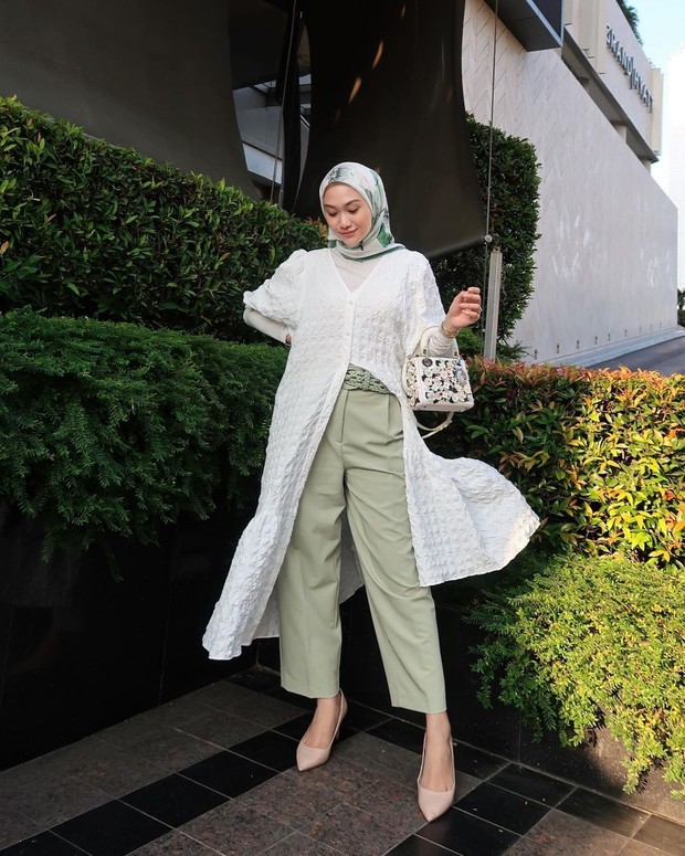 Gaya Hijab Simpel ala Indah Nada Puspita yang Kece buat OOTD