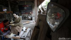 Geliat Kerajinan Patung Tanah Liat di Sukoharjo