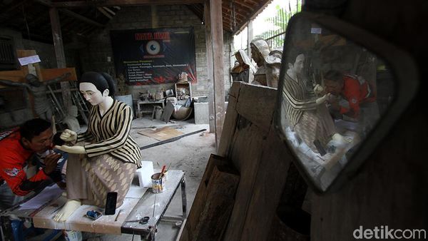 Geliat Kerajinan Patung Tanah Liat di Sukoharjo