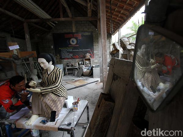 Geliat Kerajinan Patung Tanah Liat di Sukoharjo