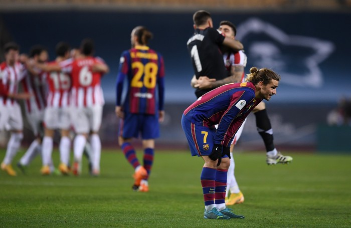 SEVILLE, SPAIN - JANUARY 17: Antoine Griezmann of Barcelona looks dejected following defeat in the Supercopa de Espana Final match between FC Barcelona and Athletic Club at Estadio de La Cartuja on January 17, 2021 in Seville, Spain. Sporting stadiums around Spain remain under strict restrictions due to the Coronavirus Pandemic as Government social distancing laws prohibit fans inside venues resulting in games being played behind closed doors. (Photo by David Ramos/Getty Images)
