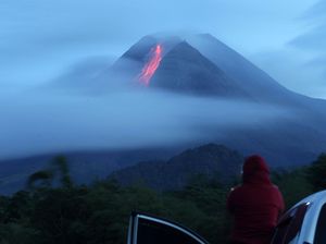 Gunung Merapi Muntahkan Awan Panas, Update Status Gunung Api di Indonesia