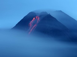 Merapi Kembali Erupsi, Muntahkan Awan Panas Sejauh 1,8 Km