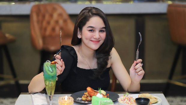 Mewahnya Kulineran Hana Hanifah di Restoran Berkelas