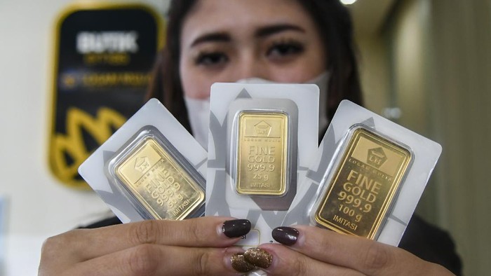 HARGA EMAS ANTAM TURUN Karyawan menunjukan emas batangan di Butik Emas Antam, Kebon Sirih, Jakarta, Senin (18/1/2021). Harga emas PT Aneka Tambang (Persero) Tbk pada Senin (18/1) berada pada posisi Rp 944.000 per gram atau turun Rp4.000 dari perdagangan akhir pekan lalu. ANTARA FOTO/Galih Pradipta/rwa.