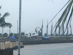 Makassar Diguyur Hujan-Angin Kencang, Ikon Kota di Kawasan CPI Nyaris Roboh