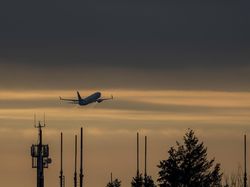 Belanda Selidiki Jatuhnya Puing Mesin Boeing 747 yang Terbakar di Udara