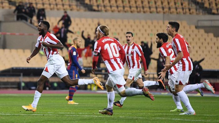 inaki williams athletic bilbao barcelona vs athletic bilbao piala super spanyol barcelona vs bilbao SEVILLE, SPAIN - JANUARY 17: Inaki Williams of Athletic Bilbao celebrates with Iker Muniain and team mates after scoring their sides third goal during the Supercopa de Espana Final match between FC Barcelona and Athletic Club at Estadio de La Cartuja on January 17, 2021 in Seville, Spain. Sporting stadiums around Spain remain under strict restrictions due to the Coronavirus Pandemic as Government social distancing laws prohibit fans inside venues resulting in games being played behind closed doors. (Photo by David Ramos/Getty Images)