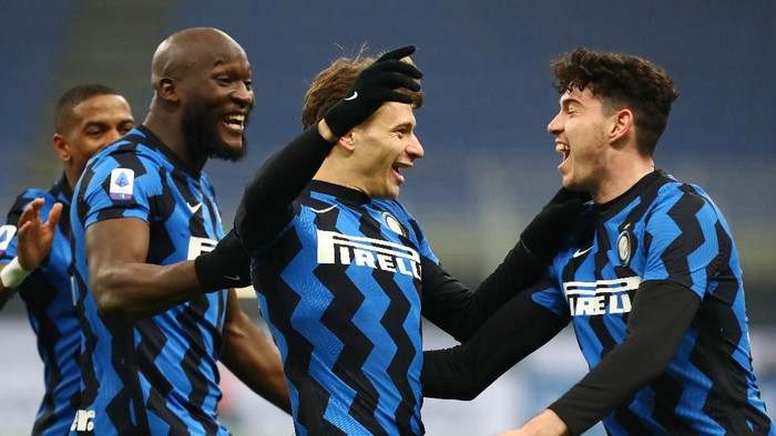MILAN, ITALY - JANUARY 17: Nicol Barella of Internazionale celebrates with Romelu Lukaku and team mates after scoring their sides second goal during the Serie A match between FC Internazionale and Juventus at Stadio Giuseppe Meazza on January 17, 2021 in Milan, Italy. Sporting stadiums around Italy remain under strict restrictions due to the Coronavirus Pandemic as Government social distancing laws prohibit fans inside venues resulting in games being played behind closed doors. (Photo by Marco Luzzani/Getty Images)