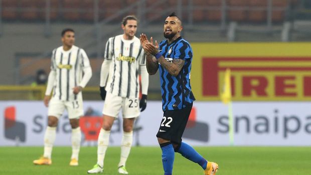 MILAN, ITALY - JANUARY 17: Arturo Vidal of Inter Milan celebrates after scoring their sides first goal  during the Serie A match between FC Internazionale and Juventus at Stadio Giuseppe Meazza on January 17, 2021 in Milan, Italy. Sporting stadiums around Italy remain under strict restrictions due to the Coronavirus Pandemic as Government social distancing laws prohibit fans inside venues resulting in games being played behind closed doors. (Photo by Marco Luzzani/Getty Images)