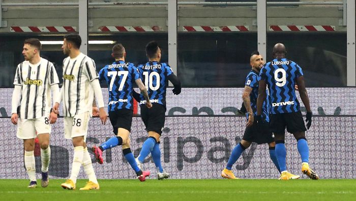 Inter vs Juventus MILAN, ITALY - JANUARY 17: Arturo Vidal of Internazionale celebrates with team mates after scoring their sides first goal during the Serie A match between FC Internazionale and Juventus at Stadio Giuseppe Meazza on January 17, 2021 in Milan, Italy. Sporting stadiums around Italy remain under strict restrictions due to the Coronavirus Pandemic as Government social distancing laws prohibit fans inside venues resulting in games being played behind closed doors. (Photo by Marco Luzzani/Getty Images)