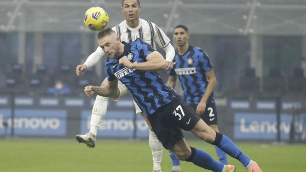 Inter Milan's Milan Skriniar is challenged by Juventus' Cristiano Ronaldo during a Serie A soccer match between Inter Milan and Juventus at the San Siro stadium in Milan, Italy, Sunday, Jan. 17, 2021. (AP Photo/Luca Bruno)