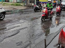 Tolong! Jalan Caman Raya Bekasi Rusak, Berlubang, Campur Air Selokan