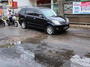 Video Jalan Caman Raya Bekasi Rusak, Campur Air Selokan