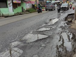 Emak-Emak Sering Jadi Korban Jalan Berlubang Jl Caman Raya Bekasi