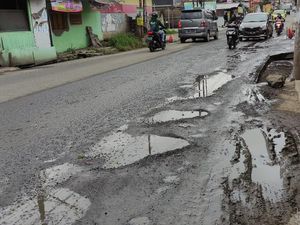 Jl Caman Raya Terakhir Diperbaiki 5 Tahun Lalu, Warga Harap Pemkot Peduli Jl Caman Raya Terakhir Diperbaiki 5 Tahun Lalu, Warga Harap Pemkot Peduli